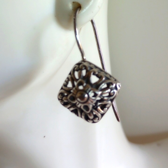 VINTAGE SILVER PLATED  FILIGREE DROP EARRINGS STYLISH 1.25" LONG. - Picture 2 of 6